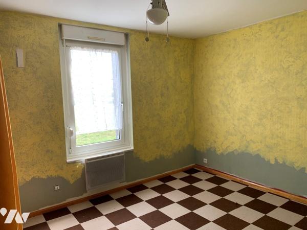 Une maison à usage d'habitation mitoyenne d'un côté terrain hangar et garage