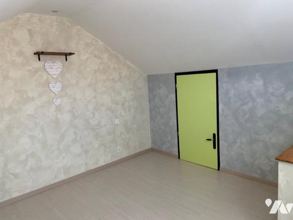 Une maison à usage d'habitation mitoyenne d'un côté terrain hangar et garage