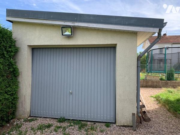 Une maison à usage d'habitation mitoyenne d'un côté terrain hangar et garage