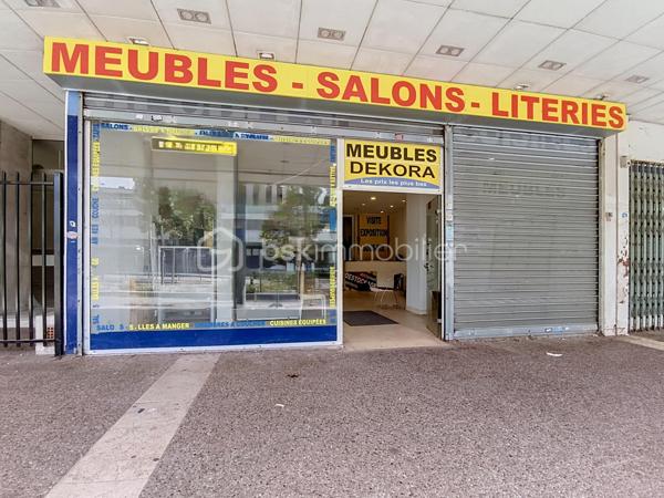 À VENDRE - ENSEMBLE IMMOBILIER COMMERCIAL COMPRENANT LES MURS ET LE FONDS DE COMMERCE, VENDU INDISSOCIABLEMENT - 409 m² - 4 LOTS - 750 000 € FAI

Opportunité pour investisseur ou professionnel à Sarcelles !

Situé avenue du 8 Mai 1945 à Sarcelles, cet ensemble immobilier à usage commercial développe une superficie totale d'environ 409 m².

Le bien est situé au sein d'une copropriété et se compose de 4 lots :

• Un local à usage commercial
• Un local à usage d'archives
• Un local à usage de réserve
• Un emplacement de garage

Le fonds de commerce est fermé depuis environ 2 ans. La présente commercialisation concerne la vente des murs commerciaux, permettant au futur acquéreur de disposer des locaux pour son propre projet professionnel ou dans le cadre d'un investissement, sous réserve des autorisations nécessaires.

🔑 LES ATOUTS

✔️ Environ 409 m²
✔️ 4 lots réunis au sein de l'ensemble immobilier
✔️ Local commercial avec espaces annexes
✔️ Emplacement de garage
✔️ Bien libre d'exploitation
✔️ Potentiel de réaménagement et de valorisation
✔️ Adapté à un projet professionnel ou patrimonial

💰 INFORMATIONS FINANCIÈRES

Prix de vente : 750 000 € FAI 
Les honoraires sont à la charge du vendeur

Taxe foncière : 1 152 € / an
Charges de copropriété : 1 652 € / trimestre
Périodicité à préciser selon les derniers documents de copropriété.

La vente porte sur les murs commerciaux uniquement.

📍 Sarcelles – Avenue du 8 Mai 1945

📞 Pour obtenir davantage d'informations ou organiser une visite, contactez moi. 

Les possibilités d'exploitation sont soumises à la destination des locaux, au règlement de copropriété et aux autorisations administratives éventuellement nécessaires.