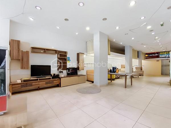 À VENDRE - ENSEMBLE IMMOBILIER COMMERCIAL COMPRENANT LES MURS ET LE FONDS DE COMMERCE, VENDU INDISSOCIABLEMENT - 409 m² - 4 LOTS - 750 000 € FAI

Opportunité pour investisseur ou professionnel à Sarcelles !

Situé avenue du 8 Mai 1945 à Sarcelles, cet ensemble immobilier à usage commercial développe une superficie totale d'environ 409 m².

Le bien est situé au sein d'une copropriété et se compose de 4 lots :

• Un local à usage commercial
• Un local à usage d'archives
• Un local à usage de réserve
• Un emplacement de garage

Le fonds de commerce est fermé depuis environ 2 ans. La présente commercialisation concerne la vente des murs commerciaux, permettant au futur acquéreur de disposer des locaux pour son propre projet professionnel ou dans le cadre d'un investissement, sous réserve des autorisations nécessaires.

🔑 LES ATOUTS

✔️ Environ 409 m²
✔️ 4 lots réunis au sein de l'ensemble immobilier
✔️ Local commercial avec espaces annexes
✔️ Emplacement de garage
✔️ Bien libre d'exploitation
✔️ Potentiel de réaménagement et de valorisation
✔️ Adapté à un projet professionnel ou patrimonial

💰 INFORMATIONS FINANCIÈRES

Prix de vente : 750 000 € FAI 
Les honoraires sont à la charge du vendeur

Taxe foncière : 1 152 € / an
Charges de copropriété : 1 652 € / trimestre
Périodicité à préciser selon les derniers documents de copropriété.

La vente porte sur les murs commerciaux uniquement.

📍 Sarcelles – Avenue du 8 Mai 1945

📞 Pour obtenir davantage d'informations ou organiser une visite, contactez moi. 

Les possibilités d'exploitation sont soumises à la destination des locaux, au règlement de copropriété et aux autorisations administratives éventuellement nécessaires.