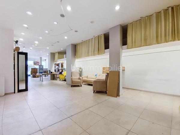 À VENDRE - ENSEMBLE IMMOBILIER COMMERCIAL COMPRENANT LES MURS ET LE FONDS DE COMMERCE, VENDU INDISSOCIABLEMENT - 409 m² - 4 LOTS - 750 000 € FAI

Opportunité pour investisseur ou professionnel à Sarcelles !

Situé avenue du 8 Mai 1945 à Sarcelles, cet ensemble immobilier à usage commercial développe une superficie totale d'environ 409 m².

Le bien est situé au sein d'une copropriété et se compose de 4 lots :

• Un local à usage commercial
• Un local à usage d'archives
• Un local à usage de réserve
• Un emplacement de garage

Le fonds de commerce est fermé depuis environ 2 ans. La présente commercialisation concerne la vente des murs commerciaux, permettant au futur acquéreur de disposer des locaux pour son propre projet professionnel ou dans le cadre d'un investissement, sous réserve des autorisations nécessaires.

🔑 LES ATOUTS

✔️ Environ 409 m²
✔️ 4 lots réunis au sein de l'ensemble immobilier
✔️ Local commercial avec espaces annexes
✔️ Emplacement de garage
✔️ Bien libre d'exploitation
✔️ Potentiel de réaménagement et de valorisation
✔️ Adapté à un projet professionnel ou patrimonial

💰 INFORMATIONS FINANCIÈRES

Prix de vente : 750 000 € FAI 
Les honoraires sont à la charge du vendeur

Taxe foncière : 1 152 € / an
Charges de copropriété : 1 652 € / trimestre
Périodicité à préciser selon les derniers documents de copropriété.

La vente porte sur les murs commerciaux uniquement.

📍 Sarcelles – Avenue du 8 Mai 1945

📞 Pour obtenir davantage d'informations ou organiser une visite, contactez moi. 

Les possibilités d'exploitation sont soumises à la destination des locaux, au règlement de copropriété et aux autorisations administratives éventuellement nécessaires.