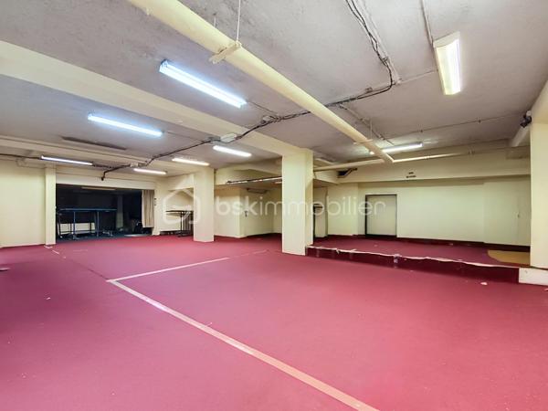 À VENDRE - ENSEMBLE IMMOBILIER COMMERCIAL COMPRENANT LES MURS ET LE FONDS DE COMMERCE, VENDU INDISSOCIABLEMENT - 409 m² - 4 LOTS - 750 000 € FAI

Opportunité pour investisseur ou professionnel à Sarcelles !

Situé avenue du 8 Mai 1945 à Sarcelles, cet ensemble immobilier à usage commercial développe une superficie totale d'environ 409 m².

Le bien est situé au sein d'une copropriété et se compose de 4 lots :

• Un local à usage commercial
• Un local à usage d'archives
• Un local à usage de réserve
• Un emplacement de garage

Le fonds de commerce est fermé depuis environ 2 ans. La présente commercialisation concerne la vente des murs commerciaux, permettant au futur acquéreur de disposer des locaux pour son propre projet professionnel ou dans le cadre d'un investissement, sous réserve des autorisations nécessaires.

🔑 LES ATOUTS

✔️ Environ 409 m²
✔️ 4 lots réunis au sein de l'ensemble immobilier
✔️ Local commercial avec espaces annexes
✔️ Emplacement de garage
✔️ Bien libre d'exploitation
✔️ Potentiel de réaménagement et de valorisation
✔️ Adapté à un projet professionnel ou patrimonial

💰 INFORMATIONS FINANCIÈRES

Prix de vente : 750 000 € FAI 
Les honoraires sont à la charge du vendeur

Taxe foncière : 1 152 € / an
Charges de copropriété : 1 652 € / trimestre
Périodicité à préciser selon les derniers documents de copropriété.

La vente porte sur les murs commerciaux uniquement.

📍 Sarcelles – Avenue du 8 Mai 1945

📞 Pour obtenir davantage d'informations ou organiser une visite, contactez moi. 

Les possibilités d'exploitation sont soumises à la destination des locaux, au règlement de copropriété et aux autorisations administratives éventuellement nécessaires.