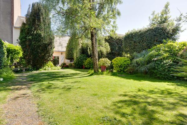 A VENDRE NANTES/SAINT ANNE MAISON ANCIENNE AVEC GARAGE/ BEAU JARDIN