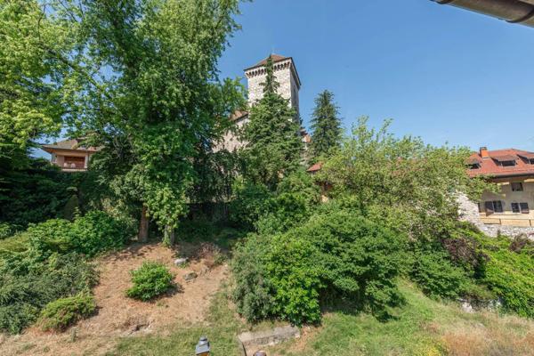 Annecy Vieille Ville - secteur Château T5 le charme de l’ancien rénové contemporain.