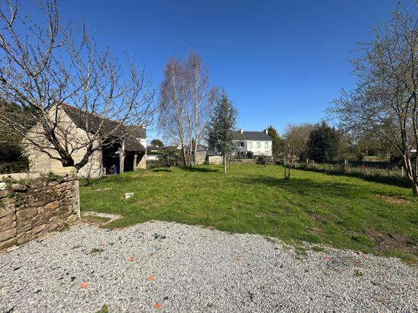TERRAIN DE 708 M² CONSTRUCTIBLE NON VIABILISÉ ( raccordement à proximité avec tout à l'égout )