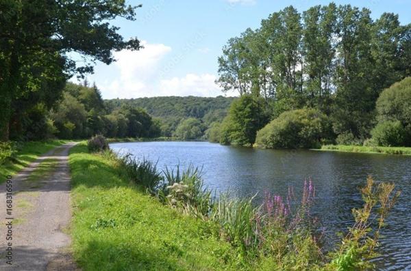 TERRAIN DE 708 M² CONSTRUCTIBLE NON VIABILISÉ ( raccordement à proximité avec tout à l'égout )