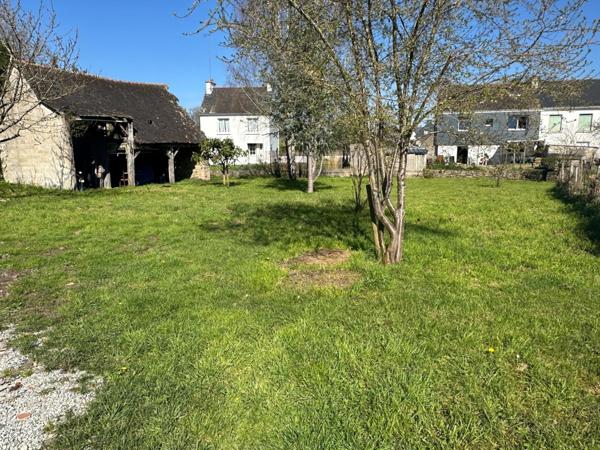 TERRAIN DE 708 M² CONSTRUCTIBLE NON VIABILISÉ ( raccordement à proximité avec tout à l'égout )