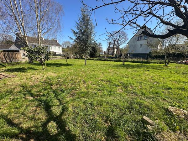 TERRAIN DE 708 M² CONSTRUCTIBLE NON VIABILISÉ ( raccordement à proximité avec tout à l'égout )