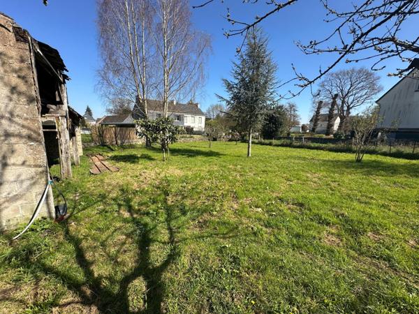 TERRAIN DE 708 M² CONSTRUCTIBLE NON VIABILISÉ ( raccordement à proximité avec tout à l'égout )