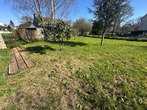 TERRAIN DE 708 M² CONSTRUCTIBLE NON VIABILISÉ ( raccordement à proximité avec tout à l'égout )