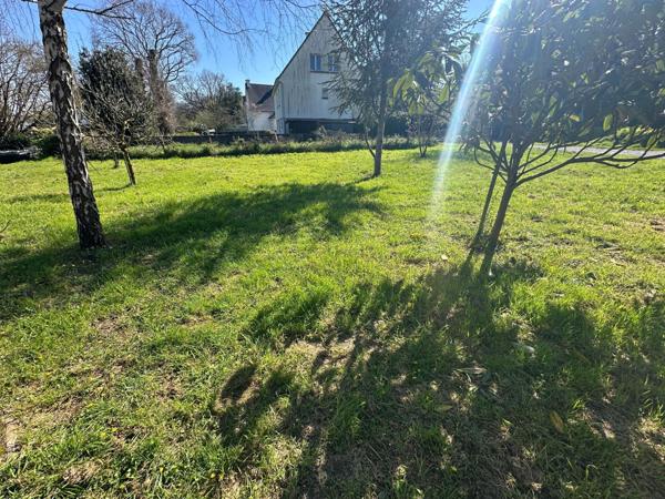 TERRAIN DE 708 M² CONSTRUCTIBLE NON VIABILISÉ ( raccordement à proximité avec tout à l'égout )