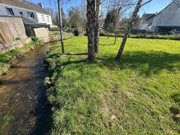 TERRAIN DE 708 M² CONSTRUCTIBLE NON VIABILISÉ ( raccordement à proximité avec tout à l'égout )