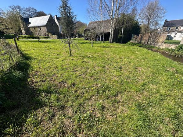 TERRAIN DE 708 M² CONSTRUCTIBLE NON VIABILISÉ ( raccordement à proximité avec tout à l'égout )