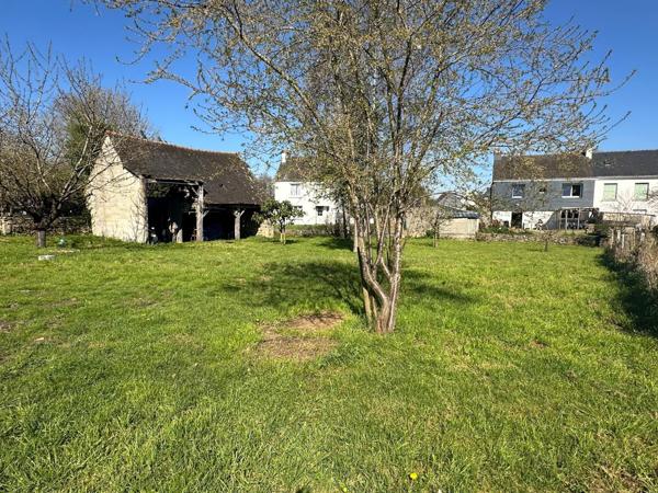 TERRAIN DE 708 M² CONSTRUCTIBLE NON VIABILISÉ ( raccordement à proximité avec tout à l'égout )