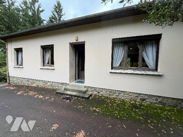 Une maison avec cuisine, séjour/salon, 4 chambres, grenier aménageable.