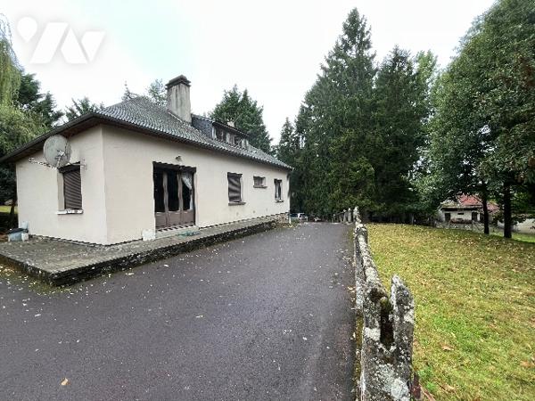 Une maison avec cuisine, séjour/salon, 4 chambres, grenier aménageable.