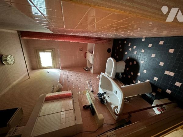 Une maison avec cuisine, séjour/salon, 4 chambres, grenier aménageable.