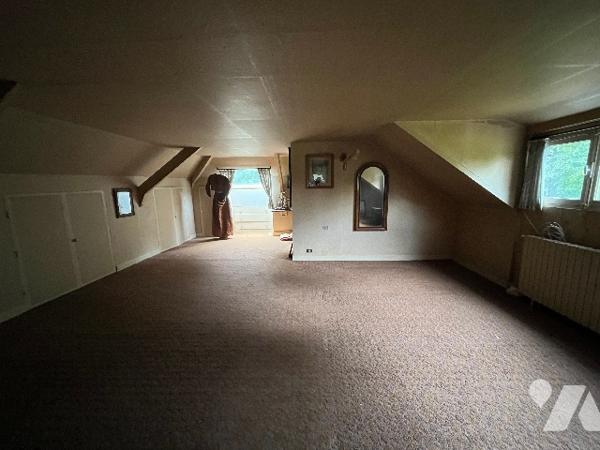 Une maison avec cuisine, séjour/salon, 4 chambres, grenier aménageable.