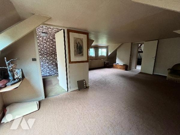 Une maison avec cuisine, séjour/salon, 4 chambres, grenier aménageable.