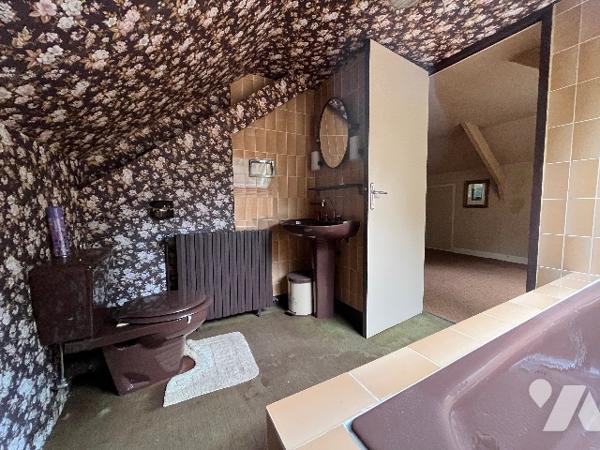 Une maison avec cuisine, séjour/salon, 4 chambres, grenier aménageable.