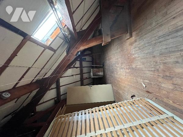 Une maison avec cuisine, séjour/salon, 4 chambres, grenier aménageable.