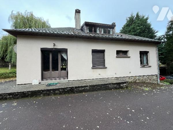 Une maison avec cuisine, séjour/salon, 4 chambres, grenier aménageable.