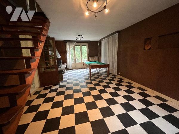 Une maison avec cuisine, séjour/salon, 4 chambres, grenier aménageable.