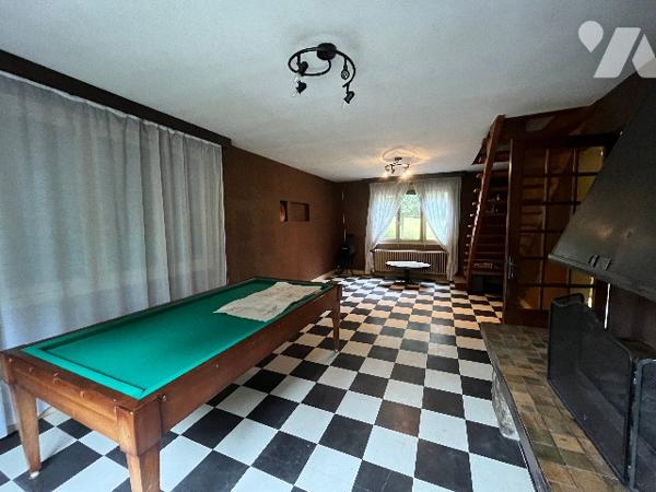 Une maison avec cuisine, séjour/salon, 4 chambres, grenier aménageable.