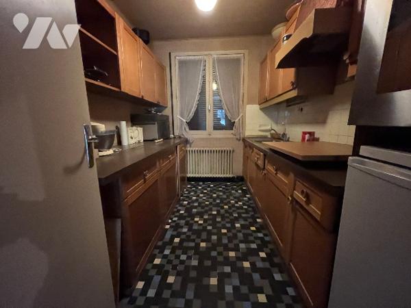 Une maison avec cuisine, séjour/salon, 4 chambres, grenier aménageable.