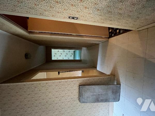 Une maison avec cuisine, séjour/salon, 4 chambres, grenier aménageable.