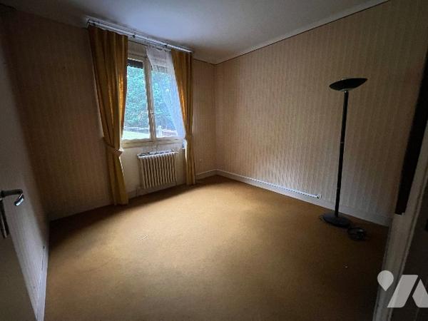 Une maison avec cuisine, séjour/salon, 4 chambres, grenier aménageable.