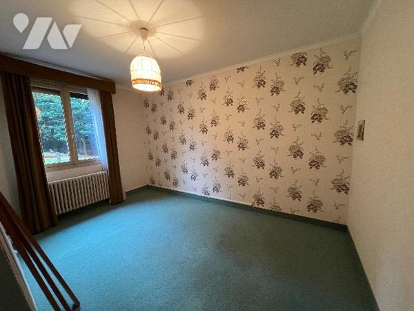 Une maison avec cuisine, séjour/salon, 4 chambres, grenier aménageable.