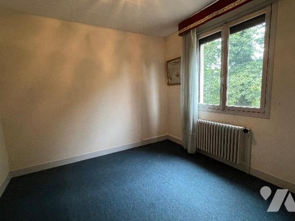 Une maison avec cuisine, séjour/salon, 4 chambres, grenier aménageable.