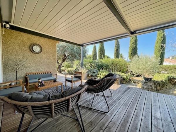 MAISON FAMILIALE AVEC APPARTEMENT ET PISCINE SUR 3020M2 DE TERRAIN