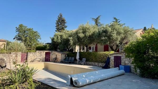 MAISON FAMILIALE AVEC APPARTEMENT ET PISCINE SUR 3020M2 DE TERRAIN