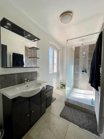 MAISON FAMILIALE AVEC APPARTEMENT ET PISCINE SUR 3020M2 DE TERRAIN