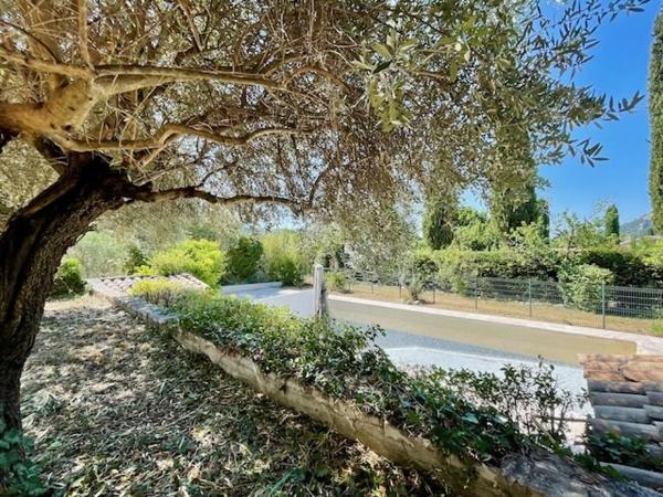 MAISON FAMILIALE AVEC APPARTEMENT ET PISCINE SUR 3020M2 DE TERRAIN