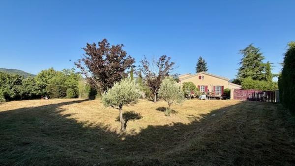 MAISON FAMILIALE AVEC APPARTEMENT ET PISCINE SUR 3020M2 DE TERRAIN