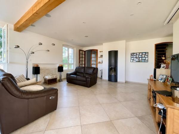 MAISON FAMILIALE AVEC APPARTEMENT ET PISCINE SUR 3020M2 DE TERRAIN