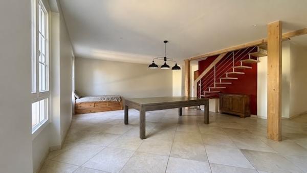 MAISON FAMILIALE AVEC APPARTEMENT ET PISCINE SUR 3020M2 DE TERRAIN