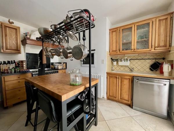 MAISON FAMILIALE AVEC APPARTEMENT ET PISCINE SUR 3020M2 DE TERRAIN