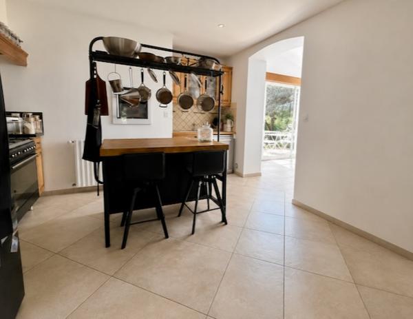 MAISON FAMILIALE AVEC APPARTEMENT ET PISCINE SUR 3020M2 DE TERRAIN