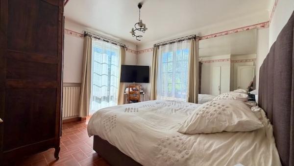 MAISON FAMILIALE AVEC APPARTEMENT ET PISCINE SUR 3020M2 DE TERRAIN