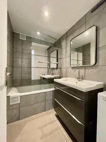 Appartement T3 renové de 48,61 m2 situé au RDC, proche des commerces, transports, lycée Notre Dame du Marais à Fougéres