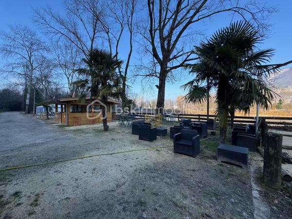 Terrain de 32 000 m²