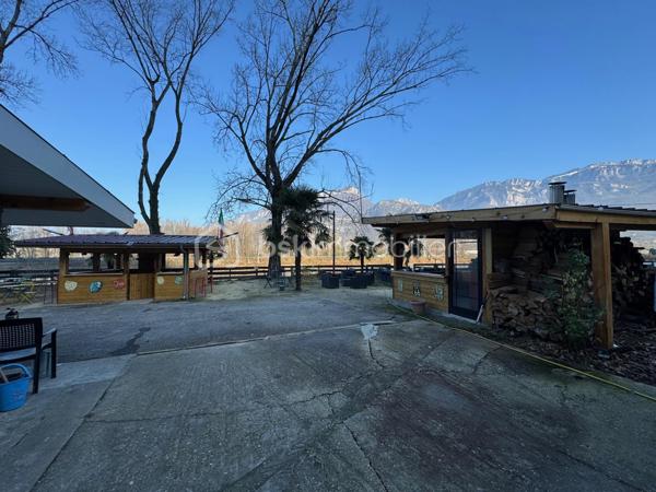 Terrain de 32 000 m²