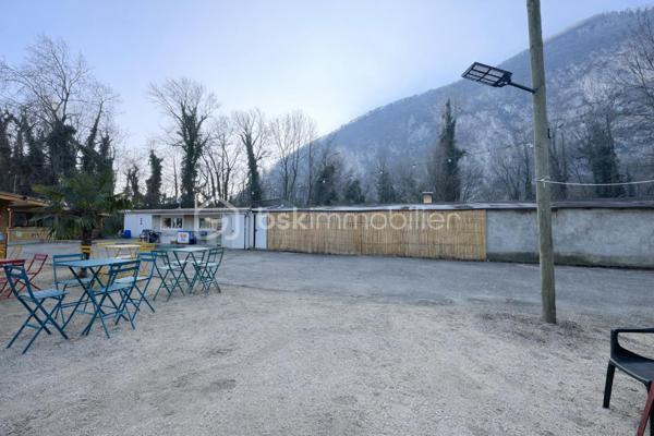 Terrain de 32 000 m²