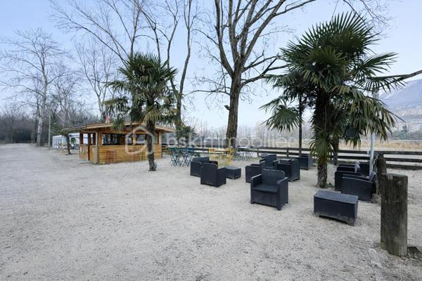 Terrain de 32 000 m²