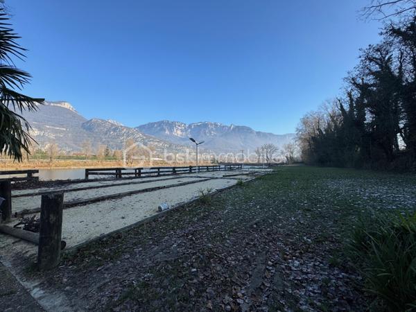 Terrain de 32 000 m²